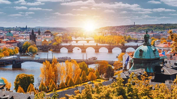 Vista para as pontes históricas, Praga cidade velha e rio Vltava — Fotografia de Stock
