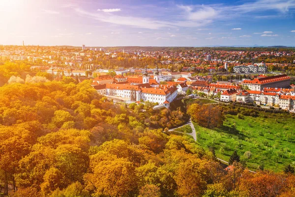 Praga, República de Czezh. Vista aérea escénica de otoño del remolque viejo — Foto de Stock