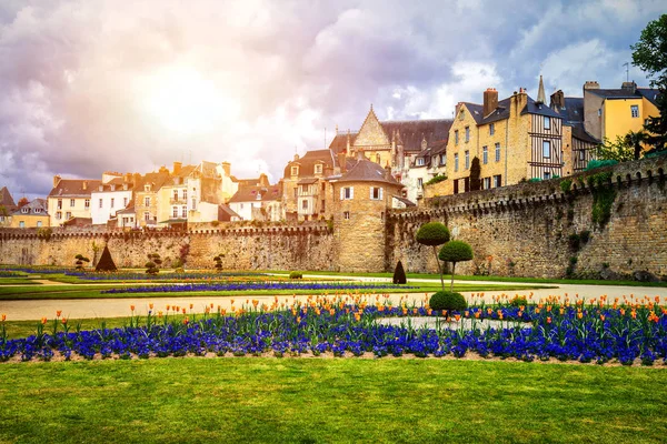 Стіни стародавнього міста і садів у Vannes. Бретань (B — стокове фото