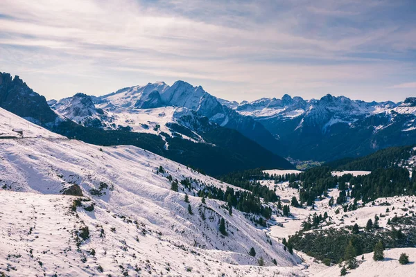 Bellissimo panorama invernale con neve fresca e fresca. Paesaggio con — Foto Stock