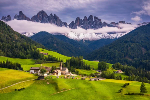 Célèbre meilleur endroit alpin du monde, Santa Maddalena (St Magda — Photo