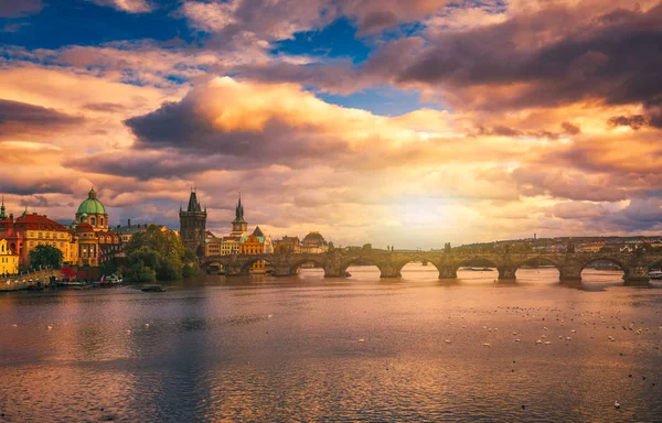 Imagem icônica famosa da ponte Charles ao pôr do sol na primavera, Pragu — Fotografia de Stock