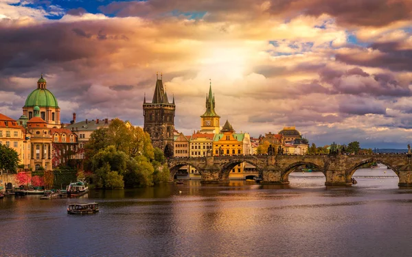 Berühmte ikonische Bild der Karlsbrücke bei Sonnenuntergang im Frühling, pragu — Stockfoto