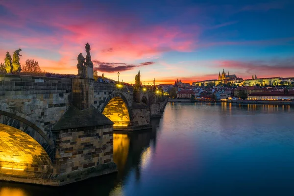 Célèbre image iconique du pont Charles au coucher du soleil au printemps, Pragu — Photo
