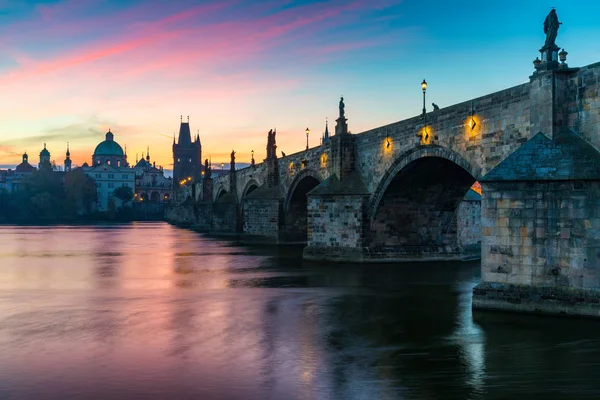 Vista panorámica del amanecer de primavera de la arquitectura del muelle del casco antiguo y — Foto de Stock