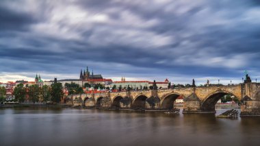 Prag Kalesi ve Charles Köprüsü, Prag ünlü ikonik görüntü,