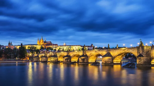 Slavné kultovní snímek na Pražský hrad a Karlův most, Praha, — Stock fotografie