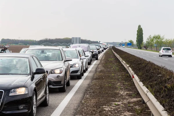 Engarrafamento na estrada durante a hora de ponta — Fotografia de Stock