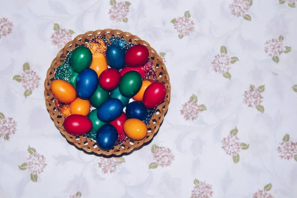 Gros plan d'œufs de Pâques colorés dans un panier. Joyeux Pâques, Chri — Photo