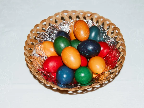 Oeufs de Pâques colorés dans le panier. Joyeux Pâques, religiou chrétien — Photo