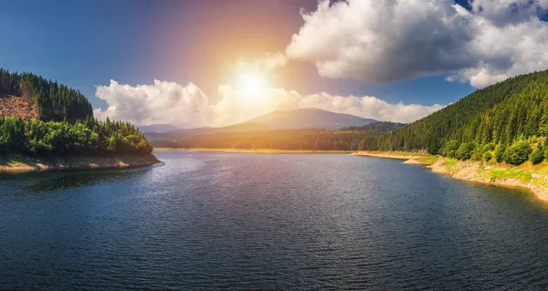 Landscape with lake Oasa in Romanian Carpathians, Transalpina. — Stock Photo, Image