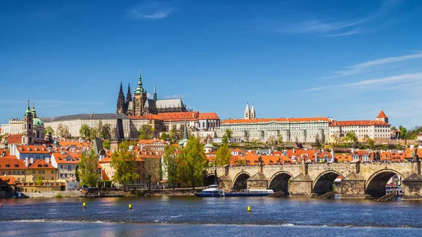 Vårdag i staden, Prag, Tjeckien — Stockfoto