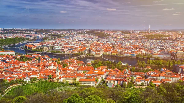 Vista en serie de los antiguos tejados de azulejos rojos en la ciudad Praga, Czech Repu — Foto de Stock