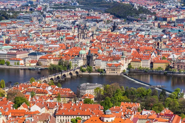 Skyline-Blick auf die Karlsbrücke (Karluv most) mit alten T — Stockfoto