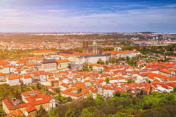 Vista en serie de los antiguos tejados de azulejos rojos en la ciudad Praga, Czech Repu —  Fotos de Stock
