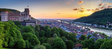 Panoramik manzaralı güzel Ortaçağ kenti Heidelberg C dahil
