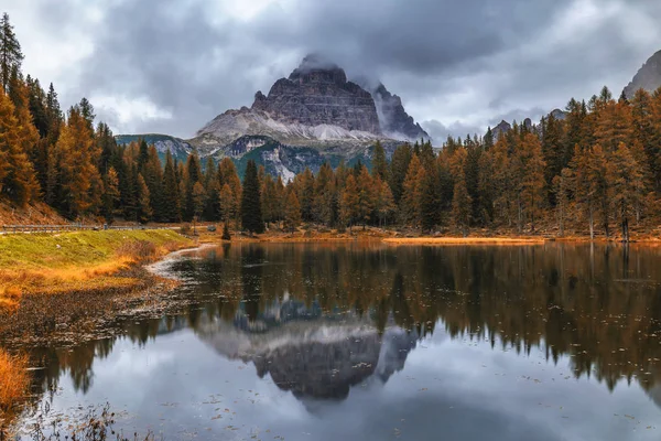 Vista de otoño con follaje rojo de los Alpes con lago en Tirol — Foto de Stock