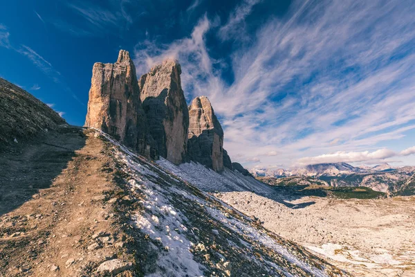 Wanderweg in tre cime di laveredo. See. Wiese. grünes Gras. — Stockfoto