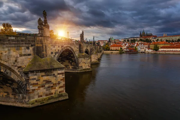 Berühmte Karlsbrücke im Sonnenuntergang, wunderschöne Landschaft und — Stockfoto