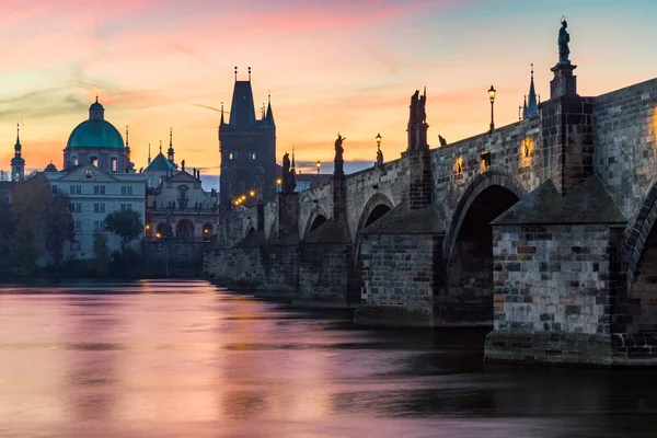 Знаменитый знаковый образ Карлова моста, Прага, Чехия. C — стоковое фото