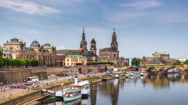 Augustus Köprüsü (Augustusbrucke) ve kutsal Trini Katedrali