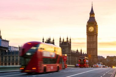 Londra, İngiltere. Kırmızı otobüs hareket ve Big Ben, Wes Palace