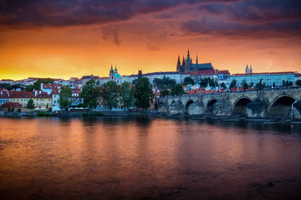 Skyline of Charles bridge and Prague castle on Vltava river duri — Stock Photo, Image