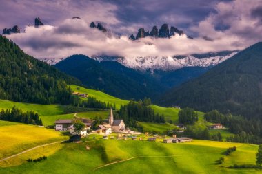 Imressive Dolomites dağlar ve geleneksel köyler. Kuzeyinde