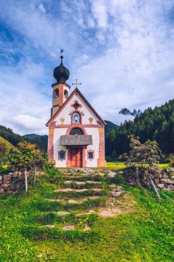 St Magdalena köy Kilisesi Dolomites, kilise dibinde