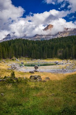 Carezza Gölü (Lago di Carezza, Karersee) ile Latemar Dağı, Bol