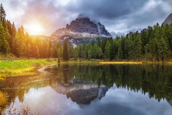 Lago Antorno con famoso Tre Cime di Lavaredo (Drei Zinnen) moun — Foto de Stock