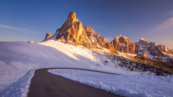 Paysage hivernal fantastique, Passo Giau avec le célèbre Ra Gusela, Nu — Photo