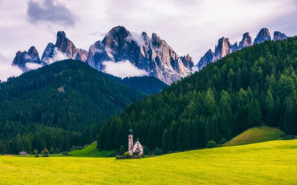 Famoso mejor lugar alpino del mundo, Santa Maddalena (Santa Magda — Foto de Stock