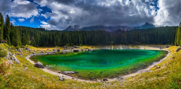 Lago Carezza (Lago de Carezza, Karersee) com Monte Latemar, Bol — Fotografia de Stock