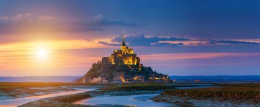 Mont Saint-Michel günbatımı ışığı görünümünde. Normandy, Kuzey F