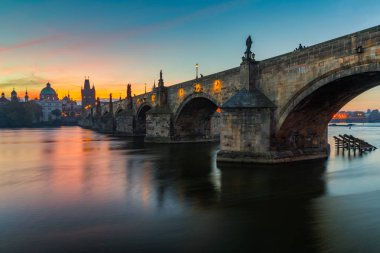 Ünlü ikonik görüntü Charles Bridge, Prague, Çek Cumhuriyeti. C