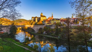 Renkli şehir ve kale Loket Eger Nehri üzerinde yakınındaki Ka