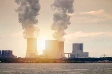 Birden çok kömür fosil yakıt enerji santrali bacalardan karbon Di yayarlar