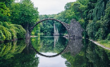 Rakotz köprü (Rakotzbrucke) olarak da bilinir Şeytan'ın Bridge uygulamasında Kro