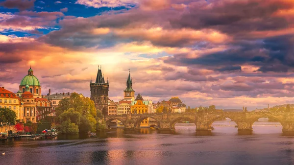 Famous Charles bridge in the sunset light, beautiful scenary and — Stock Photo, Image