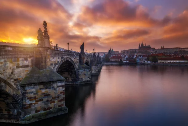 Karlův most (a.k.a. Karluv most, kamenný most, kamenný nejvíce, — Stock fotografie