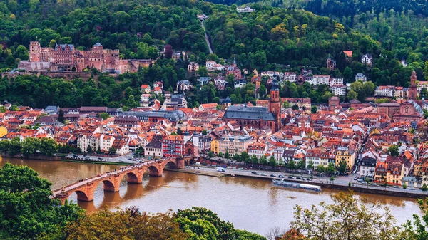 Heidelberg ciudad con el famoso puente viejo y el castillo de Heidelberg — Foto de Stock