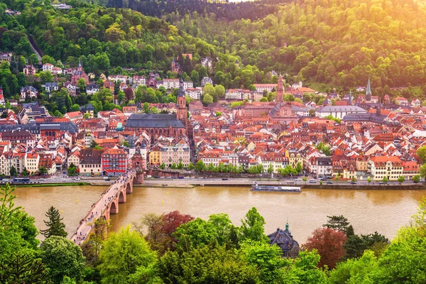 Panoramautsikt över vackra medeltida staden Heidelberg inklusive C — Stockfoto