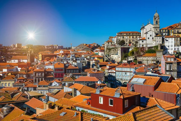 Panoramiczny widok na stare miasto w Porto (Oporto) i Ribeira nad — Zdjęcie stockowe