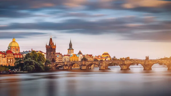 Vista do rio Vltava e ponte Charle com outono vermelho folia — Fotografia de Stock