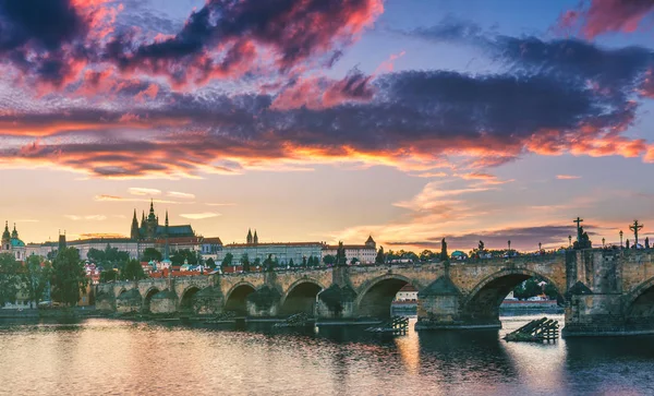 Célèbre image emblématique du château de Prague et du pont Charles, Prague , — Photo