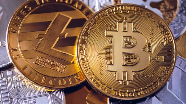 Montón de criptomonedas con un bitcoin de oro. Bitcoin como la mayoría — Foto de Stock