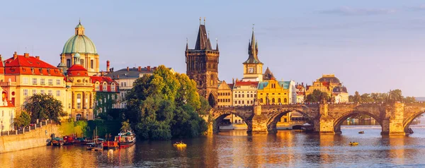 Vyhlídkový pohled na architekturu mola starého města a Karlův most — Stock fotografie