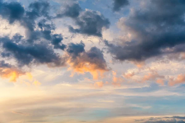 Wunderschöner Abendhimmel über Wolken mit dramatischem Licht. Sonnenuntergang — Stockfoto