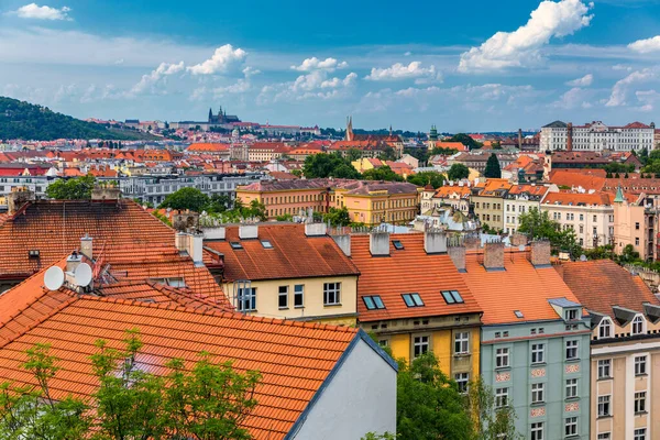 Vista del Castillo de Praga sobre el techo rojo desde el área de Vysehrad al atardecer — Foto de Stock